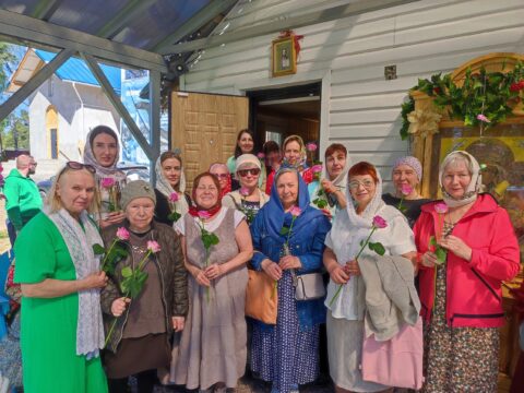 Внашем храме в день жен-мироносиц звучали слова поздравления и были подарены цветы всем сестрам во Христе.