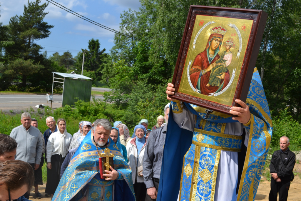 11 июня, в день празднования иконы Божией Матери «Споручница грешных», православная община деревни Васкелово отметила Престольный праздник. 